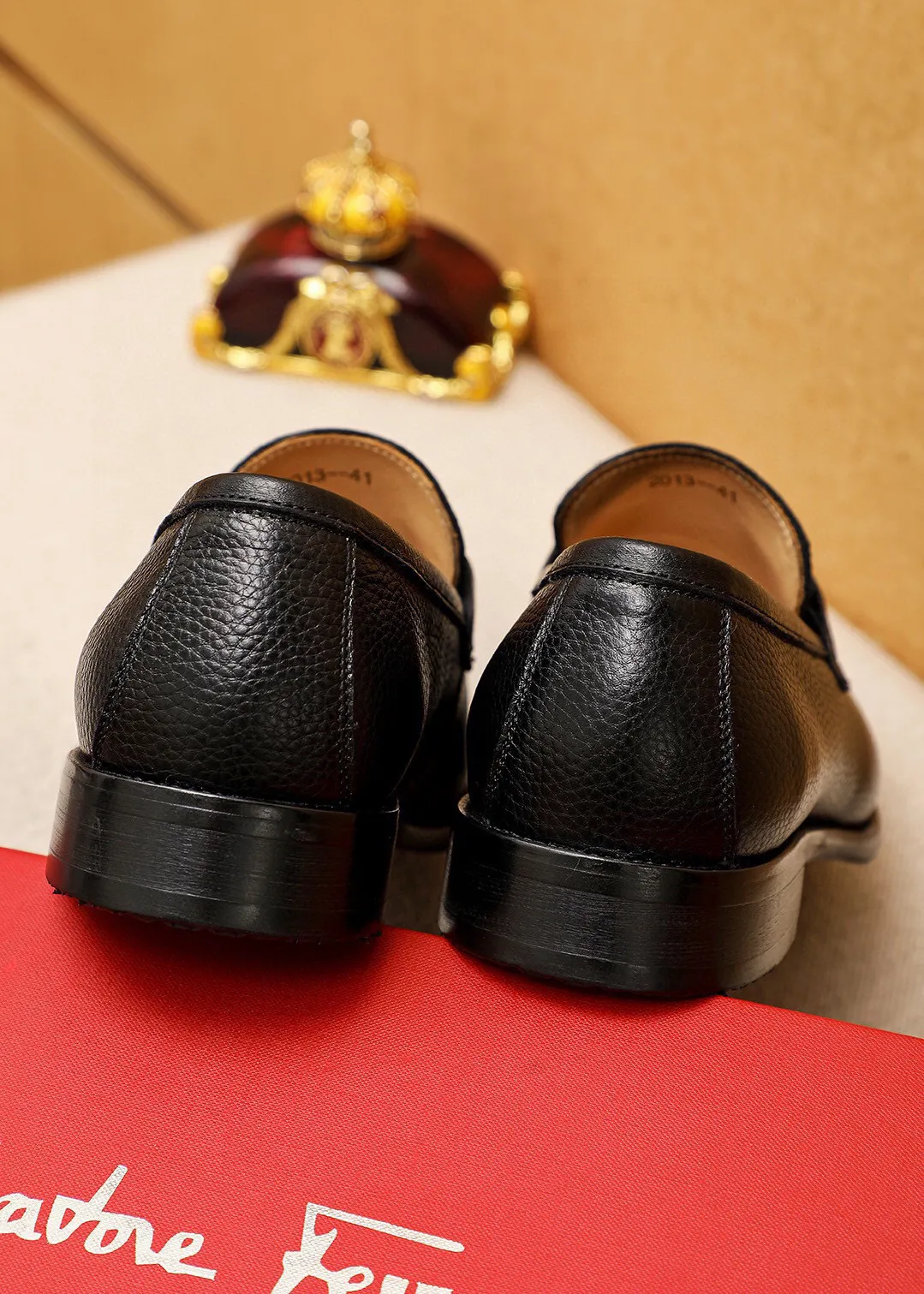 Men's shoes 💰460 💐 Product trademark: Ferragamo "Ferragamo" casual leather shoes Regular size: 38-44 (45🉑️customized) Product materials: Selected imported first-layer pebbled calfskin upper + luxury hardware buckle, imported water-dyed cow leather lining. Strong three-dimensional visual effect, original combination outsole Color: 2⃣️colors available